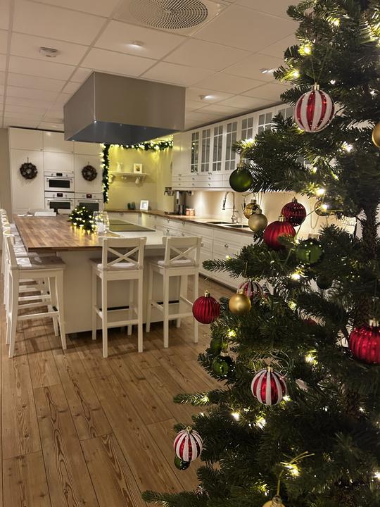 Julepyntet kjøkken med juletre