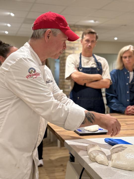 Pizzamani viser deigteknikk